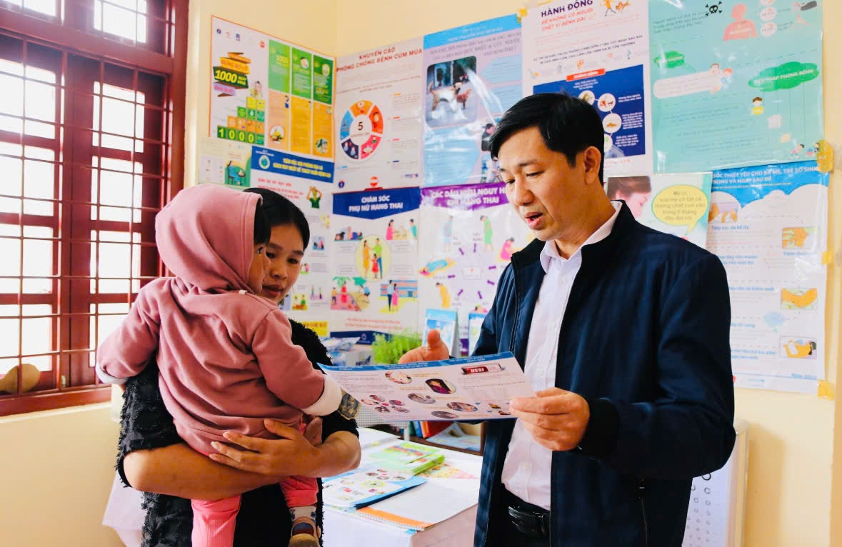 Lào Cai: Tăng cường điều trị, phòng bệnh sởi giảm thiểu số ca biến chứng nặng 2 Lãnh đạo Sở Y Tế Lào Cai thông tin đến các bà mẹ về bệnh sởi