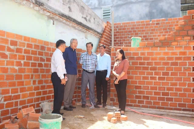 Ninh Thuận: Quyết tâm xóa nhà tạm, nhà dột nát cho hộ nghèo 4 Lãnh đạo UBMTTQVN tỉnh Ninh Thuận kiểm tra Chương trình xóa nhà tạm, nhà dột nát trên địa bàn tỉnh. Ảnh: UBMTTQVN Ninh Thuận.