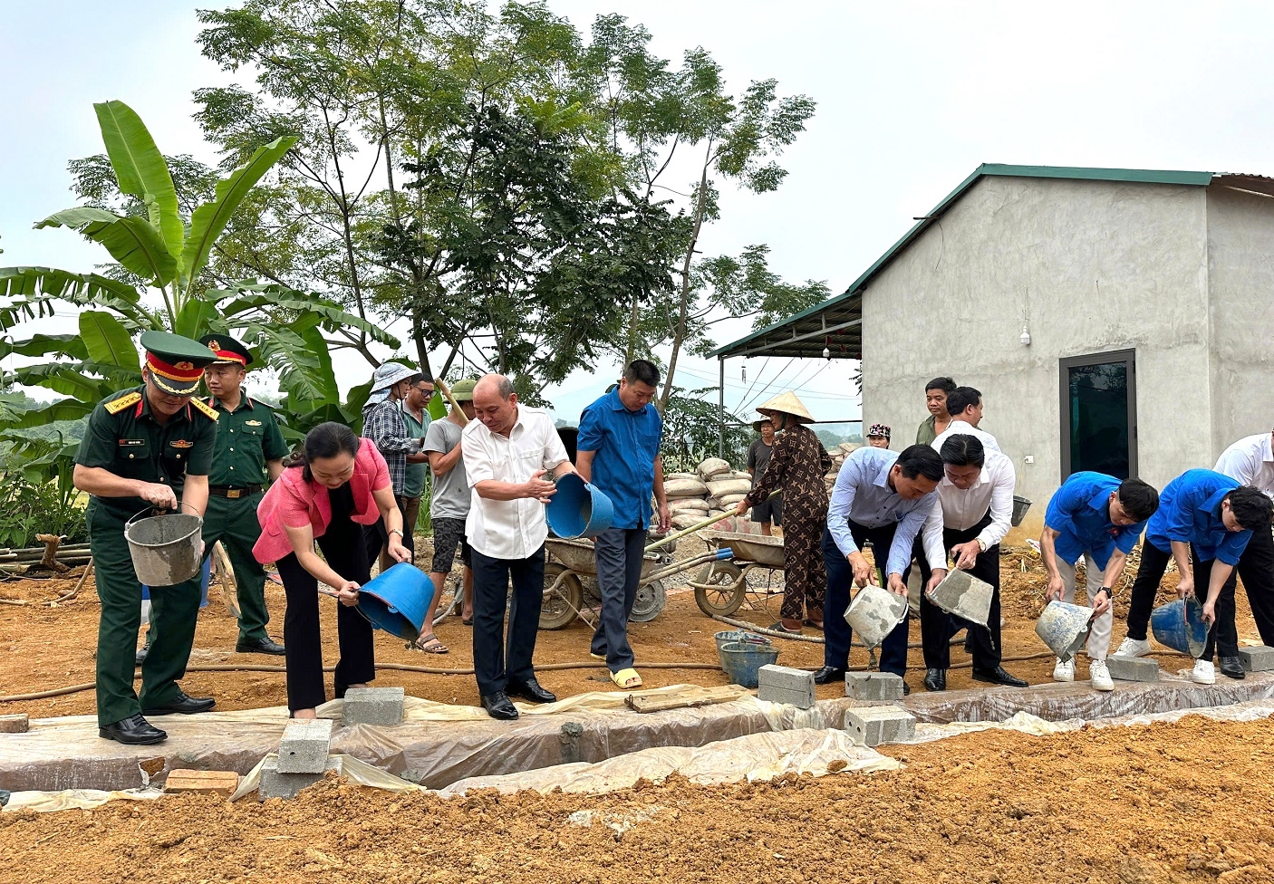 Lanh dao tinh Hoa Binh du dong tho khoi cong xay nha moi cho ho ngheo. 456556