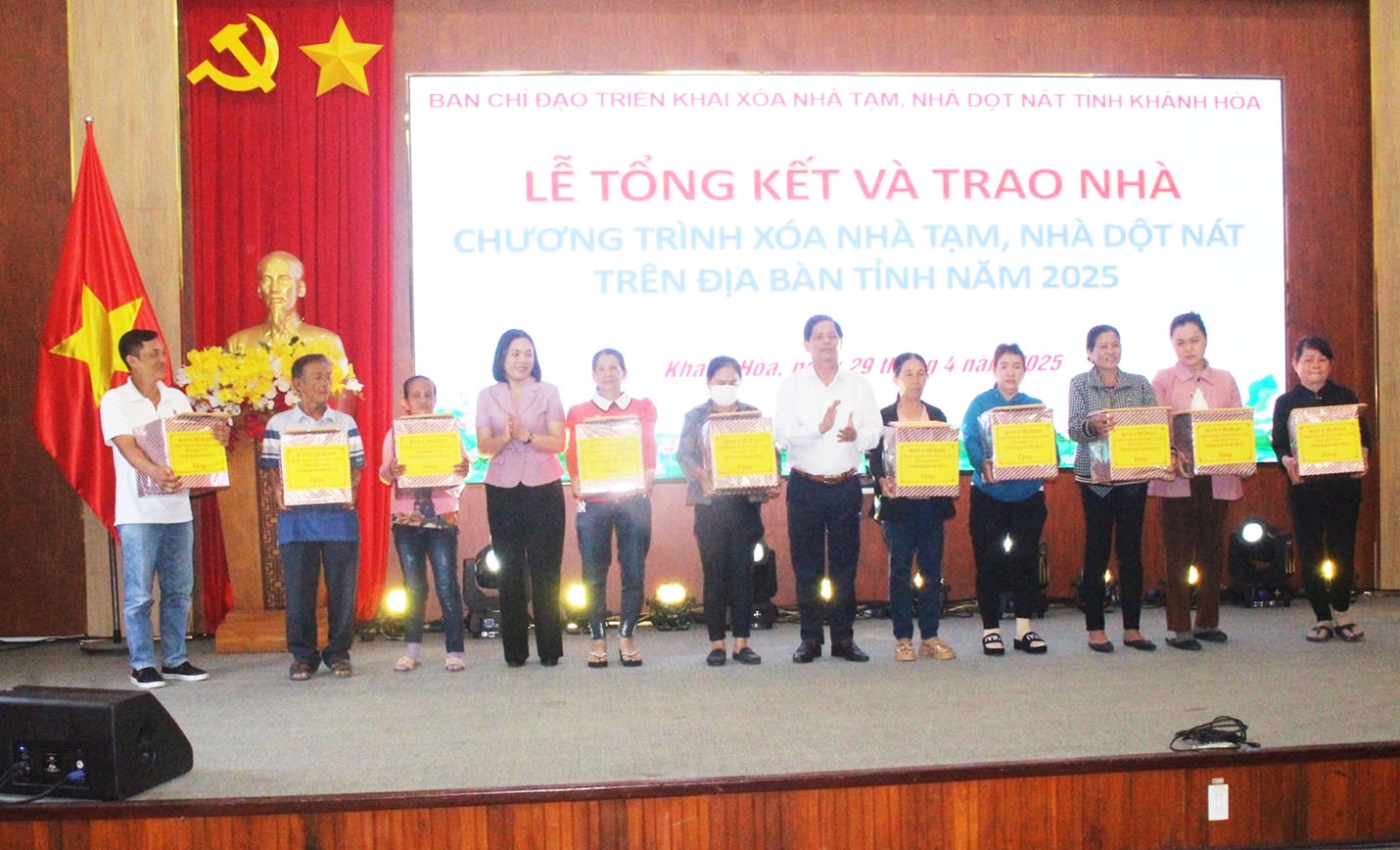 Lanh dao tinh Khanh Hoa tang Bang khen cho 35 tap the da co thanh tich xuat sac trong phong trao thi dua 56677