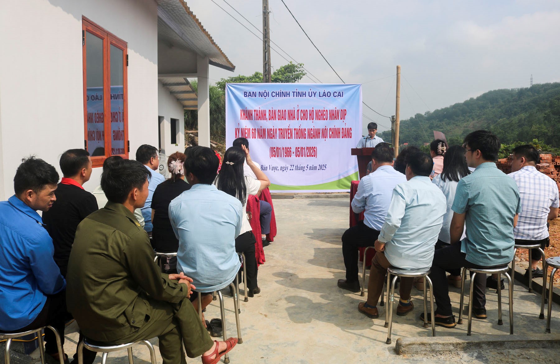 Bát Xát: Hỗ trợ xây nhà Đại đoàn kết cho hộ nghèo tại xã Bản Vược 1 Lãnh đạo tỉnh và huyện Bát Xát dự lễ bàn giao nhà Đại đoàn kết tại xã Bản Vược. (Ảnh Truyền Hình Bát Xát)