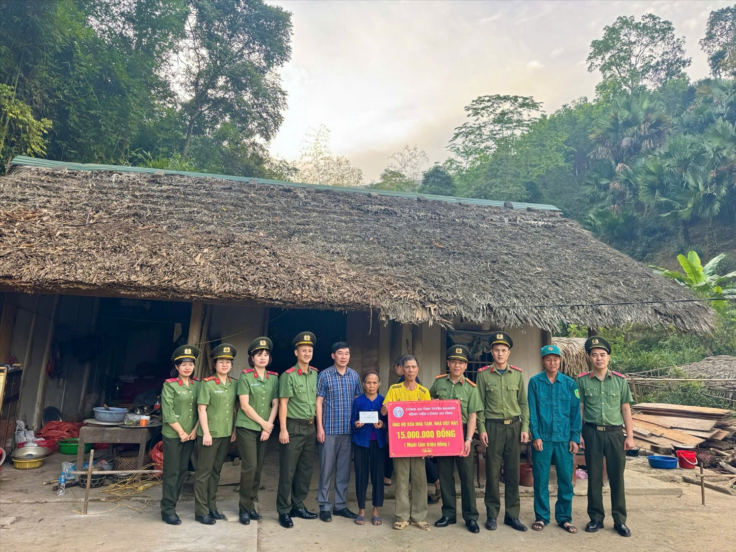 Công an Tuyên Quang dựng mái ấm cho người nghèo 6 Lãnh đạo và cán bộ, chiến sĩ Bệnh viện Công an tỉnh Tuyên Quang trao tặng kinh phí hỗ trợ làm nhà mới cho gia đình ông Ma Văn Dự, dân tộc Mông tại thôn Toòng, xã Hùng Lợi.