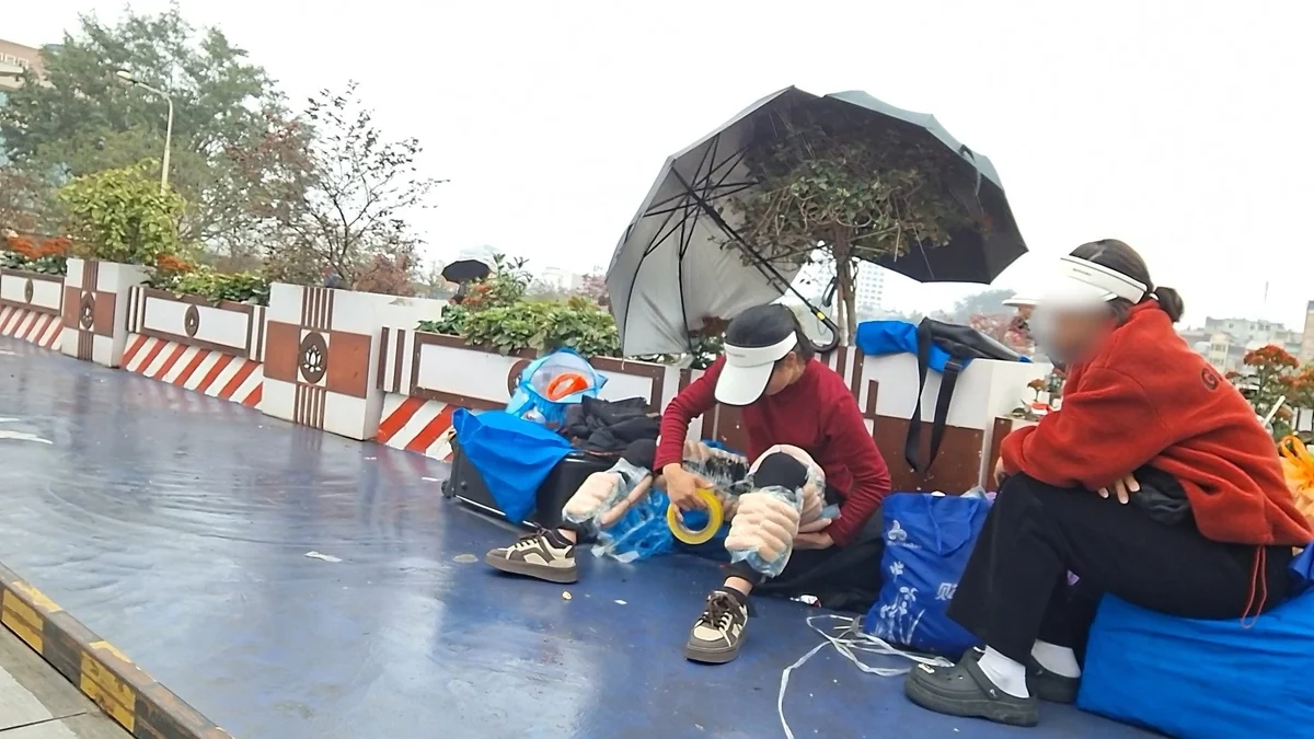 Vạch trần thủ đoạn buôn lậu thực phẩm đông lạnh qua cửa khẩu Lào Cai 4 Lạp xưởng đông lạnh được cuốn kín từ đầu xuống chân.