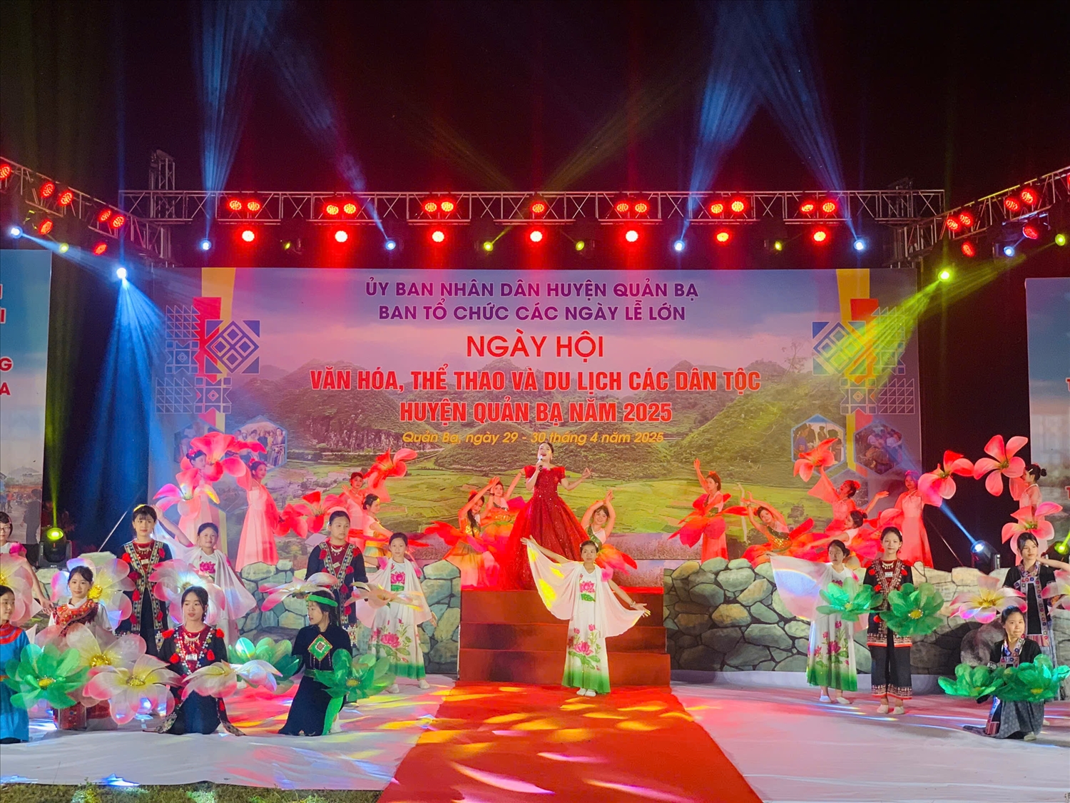 Hà Giang: Sôi nổi Ngày hội Văn hóa, Thể thao và Du lịch các dân tộc huyện Quản Bạ năm 2025 3 Lễ khai mạc Ngày hội Văn hóa, Thể thao và Du lịch các dân tộc huyện Quản Bạ mang đến cho người dân và du khách nhiều tiết mục văn nghệ công phu, đặc sắc