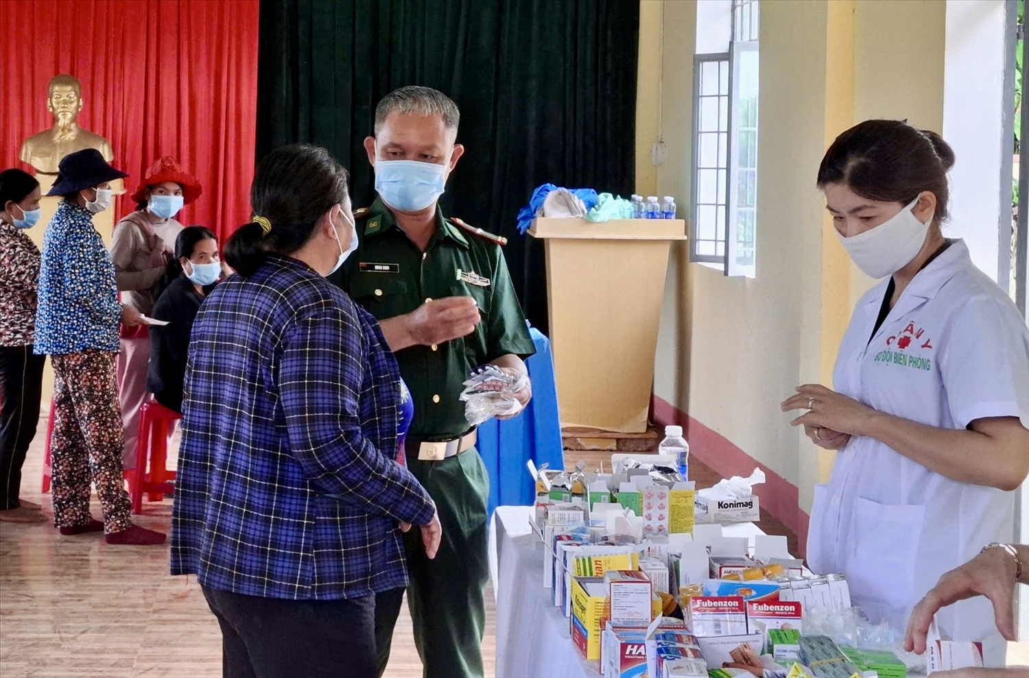 Gia Lai: Khám bệnh, cấp thuốc miễn phí cho người dân vùng biên giới 2 Lực lượng Bộ đội Biên phòng tỉnh, đội ngũ y bác sĩ còn tích cực tuyên truyền, hướng dẫn người dân phương pháp phòng chống các bệnh thường gặp theo mùa, bệnh huyết áp...