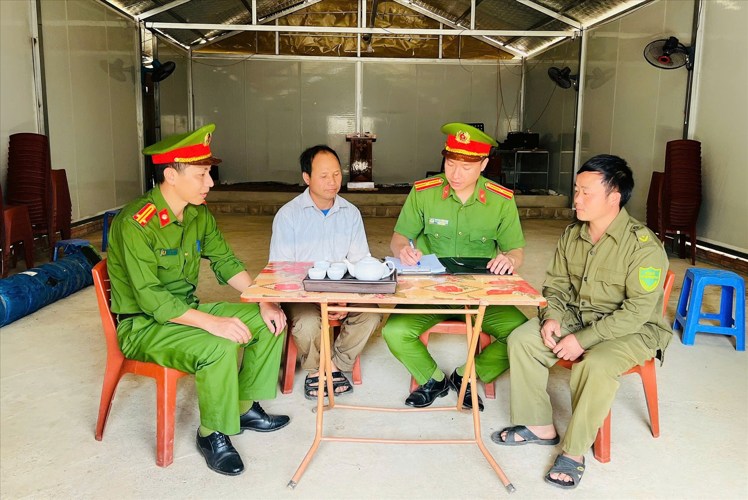 Phát huy sức mạnh đoàn kết trong vùng đồng bào tôn giáo ở Sơn La 4 Lực lượng Công an xã Mường Khoa tăng cường xuống địa bàn, bám bản, bám dân