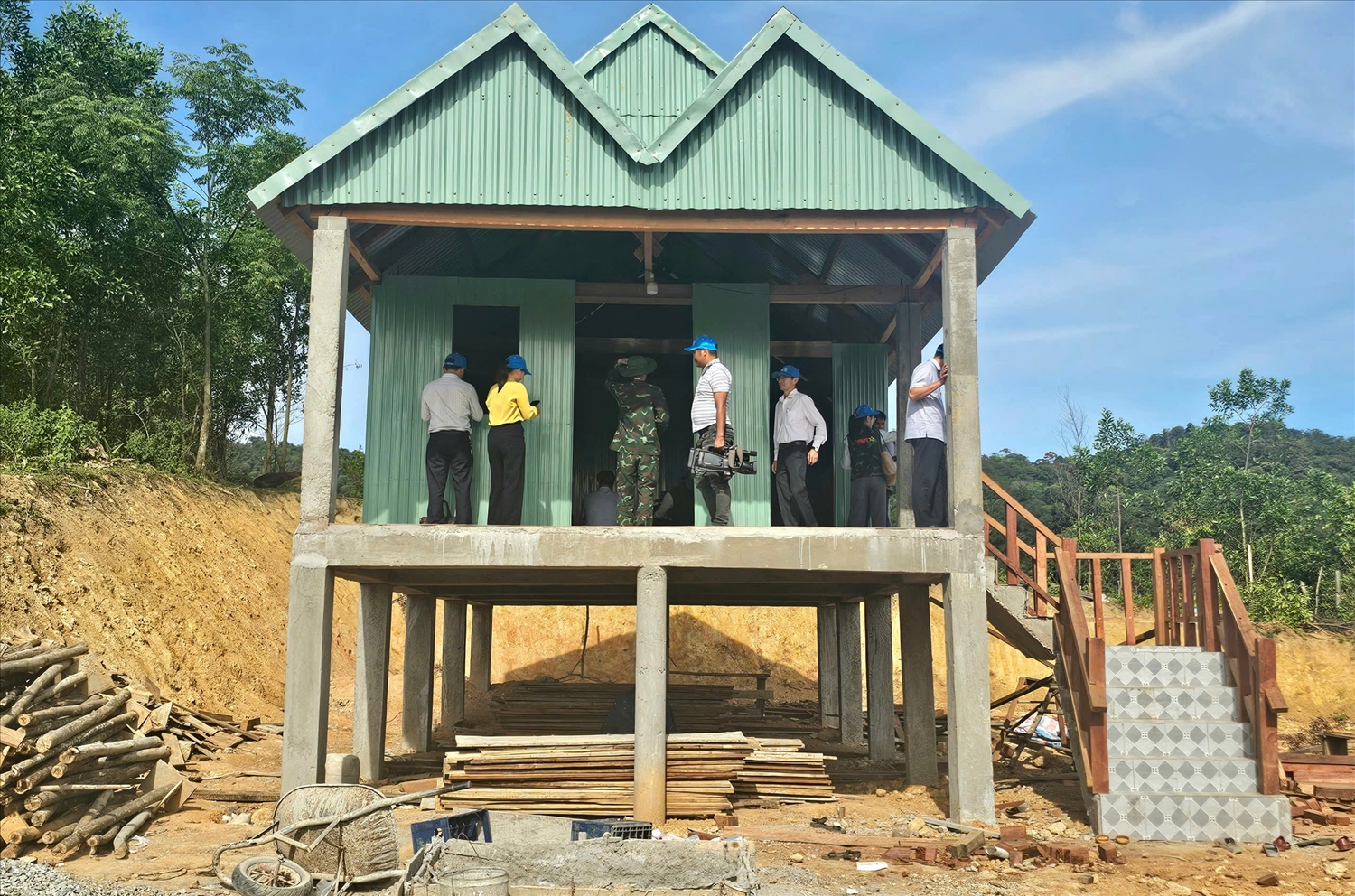Bình Định: Bộ đội về làng giúp dân xóa nhà tạm, nhà dột nát 9 Một ngôi nhà của người dân xã Canh Liên được bộ đội hỗ trợ xây dựng