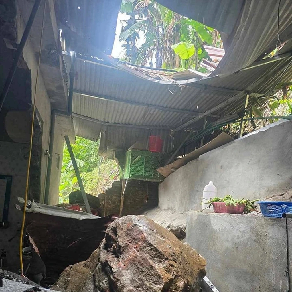 Đá núi bất ngờ lăn xuống, làm thủng nhà dân ở Lục Yên, Yên Bái 2 Một tảng đá lăn thủng khu vực bếp nhà dân