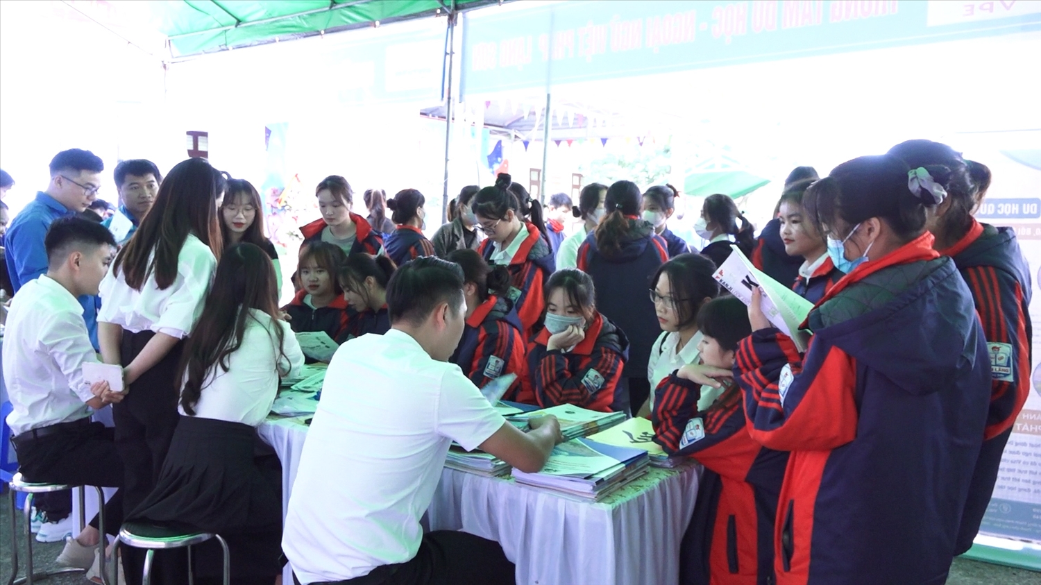Văn Lãng (Lạng Sơn): Thực hiện tốt các chính sách giảm nghèo và an sinh xã hội 2 Ngày hội tư vấn học nghề, giới thiệu việc làm trong nước và ngoài nước