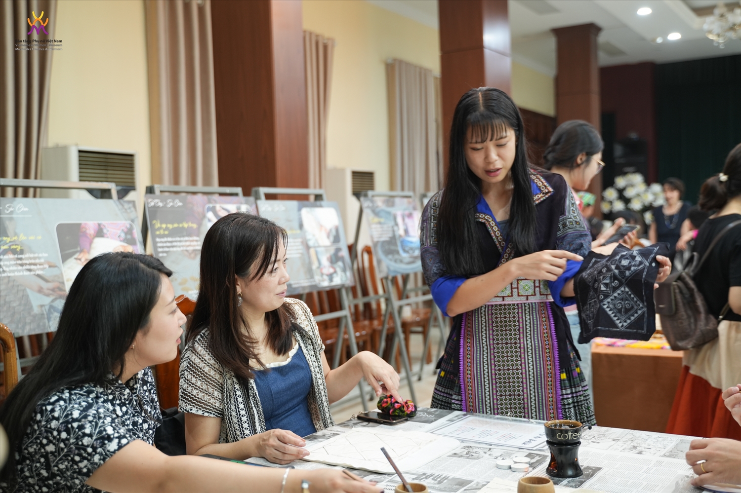 Thú vị trải nghiệm “Giữ màu di sản” 2 Nghệ nhân người Mông giới thiệu kỹ thuật vẽ sáp ong