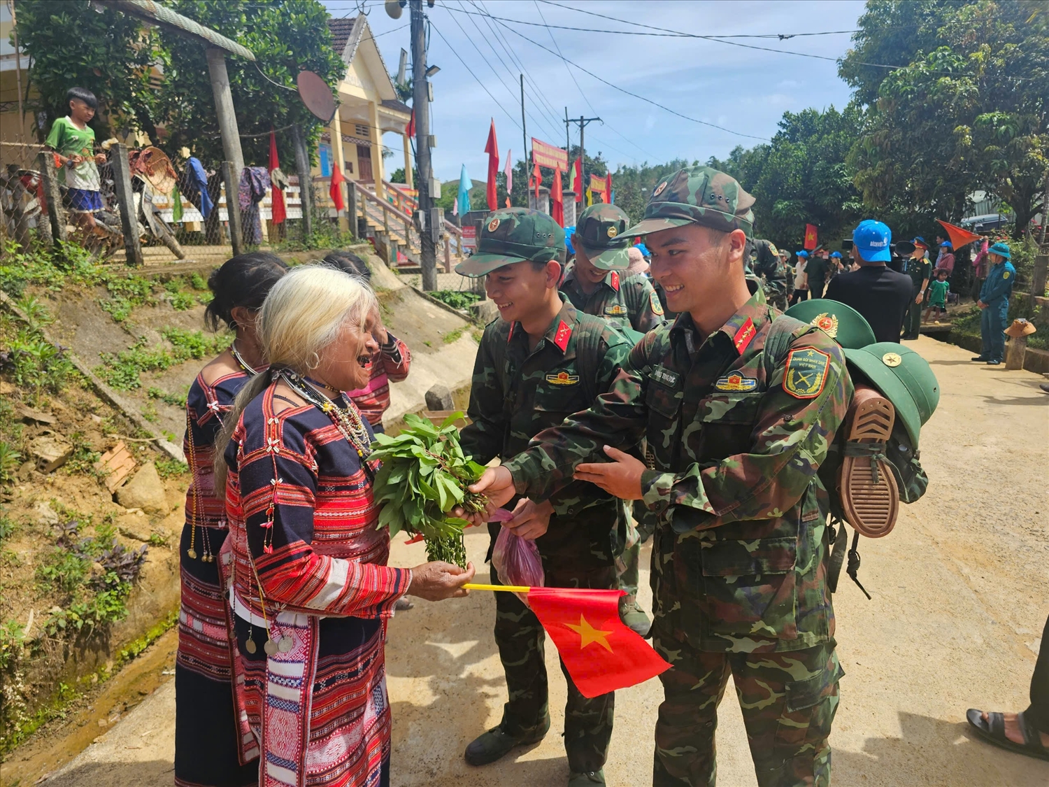 Bình Định: Bộ đội về làng giúp dân xóa nhà tạm, nhà dột nát 10 Người dân Canh Liên quyến luyến chia tay bộ đội