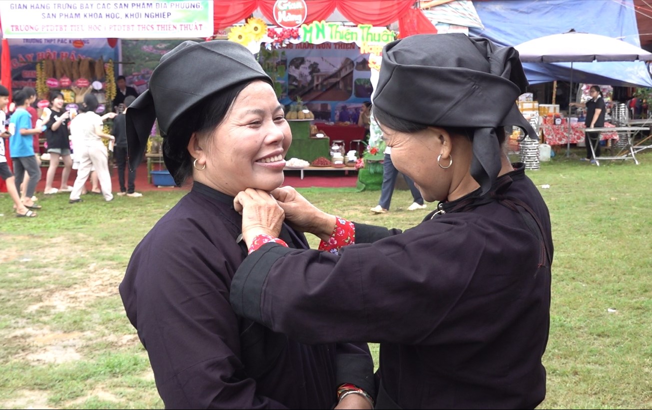 Nghề nhuộm vải chàm của người Nùng 14 Người phụ nữ Nùng trong trang phục truyền thống