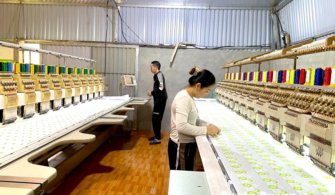 Tuyên Quang: Tín dụng chính sách thúc đẩy phát triển kinh tế - xã hội 6 Nhờ nguồn vốn từ NHCSXH, chị Dương Thị Luyến, dân tộc Mông ở thôn Nà Tang, xã Hùng Lợi , huyện Yên Sơn (Tuyên Quang) - một trong những hộ người Mông trẻ tuổi có xưởng dệt vải thổ cẩm, phục vụ may trang phục Mông