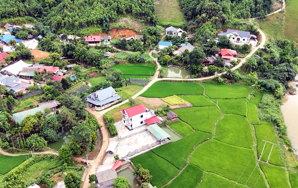 Tăng tốc kiên cố hóa giao thông nông thôn, Văn Yên huy động sức dân và nguồn lực xã hội 4 Nhờ thực hiện kiên cố hóa đường GTNT diện mạo những miền quê huyện Văn Yên đã có nhiều đổi thay (ảnh CTTĐT tỉnh Yên Bái)