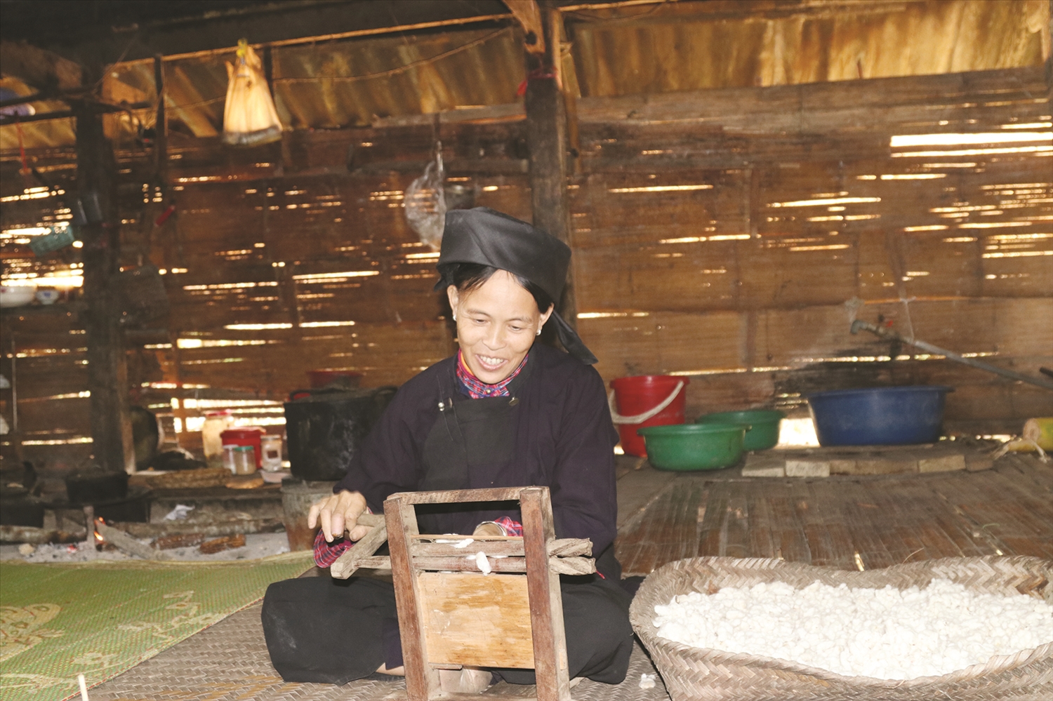 Nghề nhuộm vải chàm của người Nùng 9 Những quả bông sau khi được phơi khô sẽ được người dân se bằng tay cho tơi