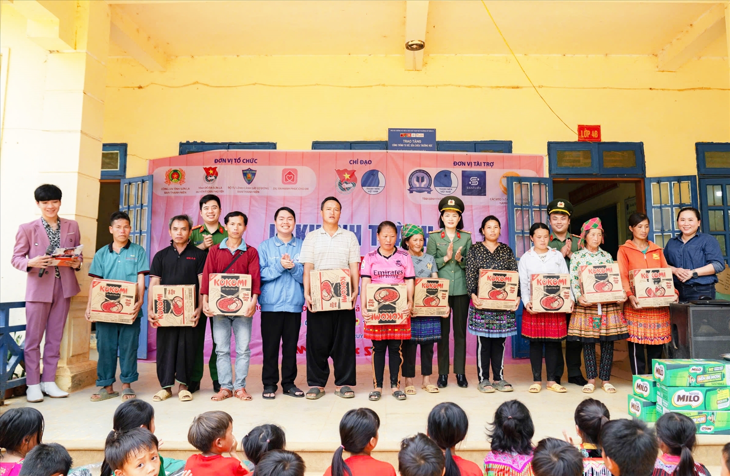Khánh thành Trường học hạnh phúc tại xã vùng cao Sơn La 9 Những suất quà trao tặng cho Nhân dân vùng cao Quang Huy