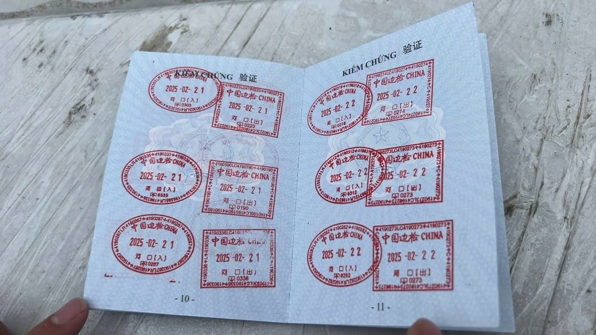 Vạch trần thủ đoạn buôn lậu thực phẩm đông lạnh qua cửa khẩu Lào Cai 8 Những tấm "thẻ bài" được "cửu vạn vali" sử dụng để xách hàng lậu.