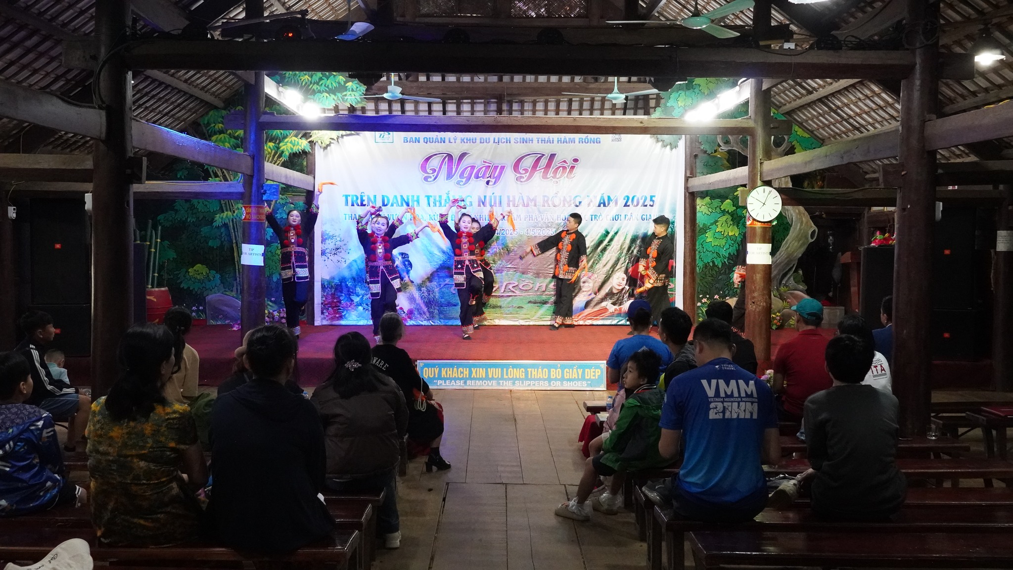 Ngày hội văn hóa - thể thao tại núi Hàm Rồng: Nét đẹp truyền thống hòa quyện sức trẻ Sa Pa 10 Những tiết mục mang đậm dấu ấn bản địa như múa xòe, khèn Mông, hát then, dân ca dân tộc Giáy, Dao, Tày... (Ảnh Truyền Hình Sa Pa)