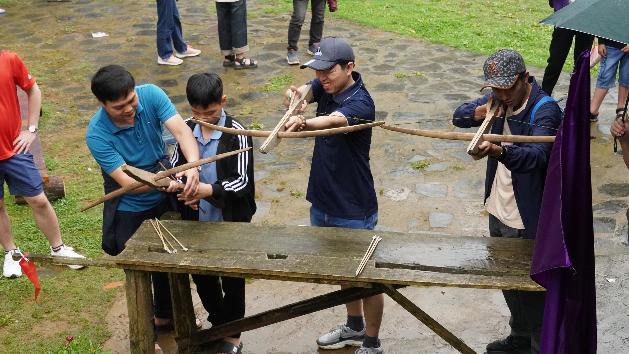 Ngày hội văn hóa - thể thao tại núi Hàm Rồng: Nét đẹp truyền thống hòa quyện sức trẻ Sa Pa 12 Những trò chơi truyền thống như bắn nỏ, bắt dê trong chuồng, đập niêu đất...(Ảnh Truyền Hình Sa Pa)
