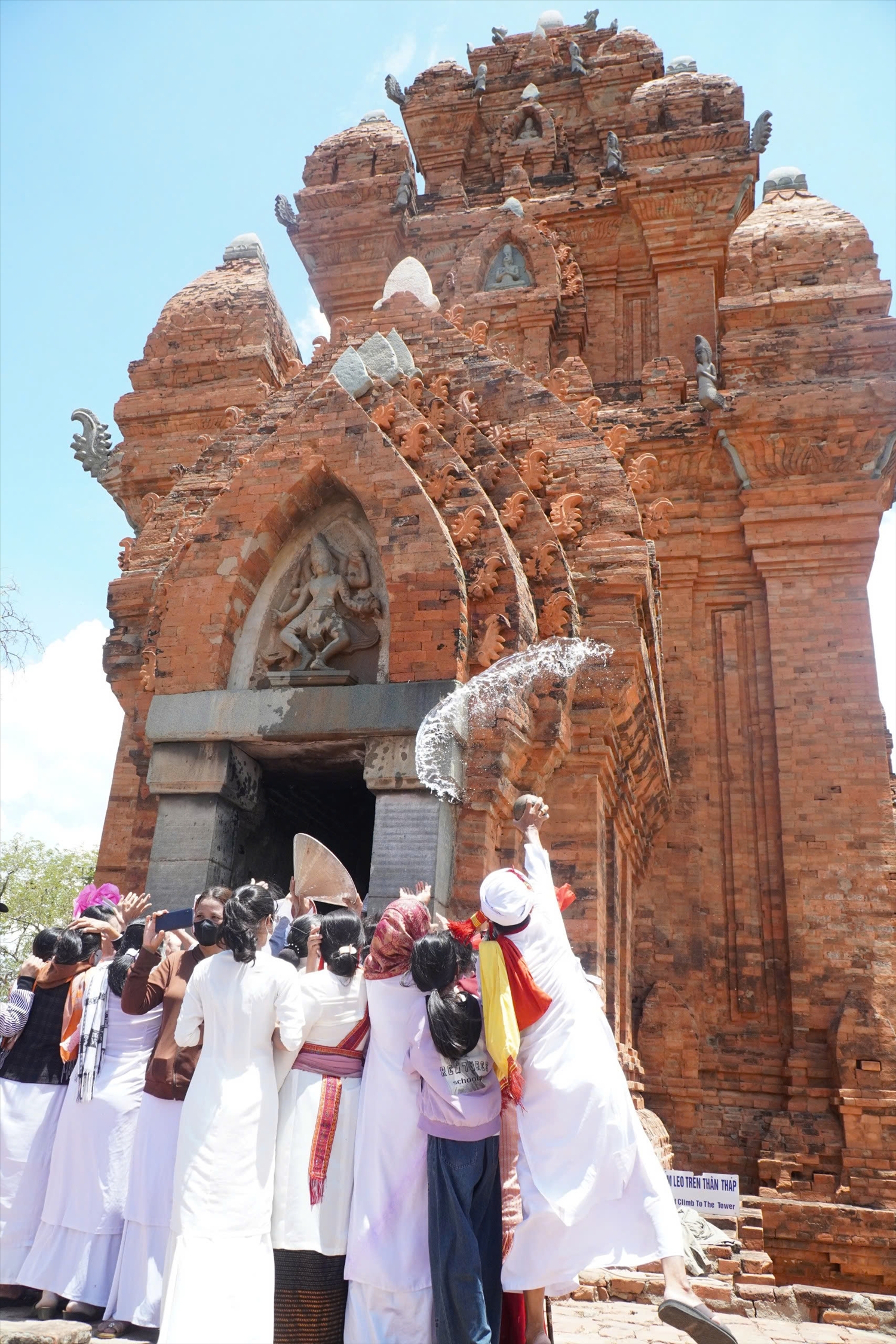 Lễ tế trâu trên đền tháp Po Klong Garai 4 Ông Camanei tế nước hương trầm lên phù điều tượng thần Siva xin phép mở cửa tháp.