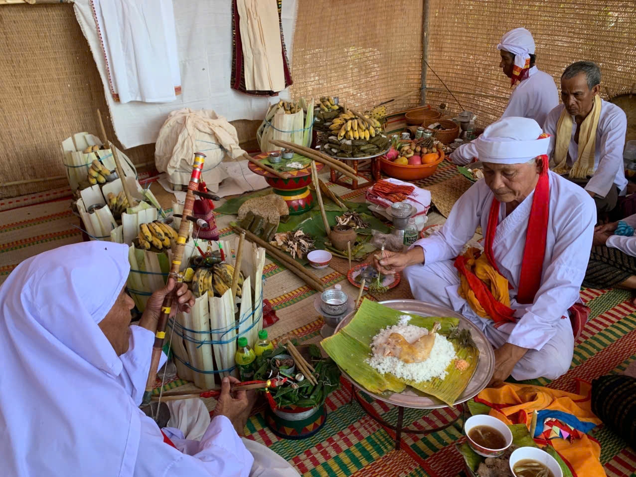 Lễ tế trâu trên đền tháp Po Klong Garai 5 Ông Kadhar hát lễ thỉnh mời thần linh hưởng lễ vật trong nghi lễ Payak.