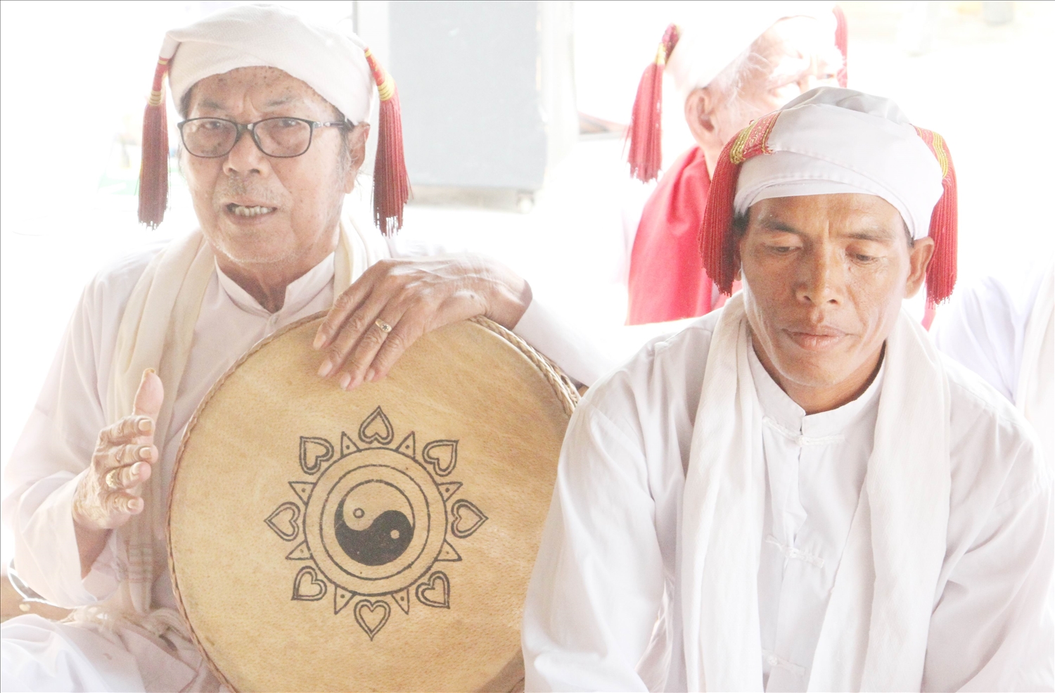 Di sản văn hóa ở làng Chăm Bỉnh Nghĩa 9 Ông Maduen Sầm Tánh vỗ trống baranưng hát ca ngợi công lao các vị thần linh phù hộ dân làng bình an, hạnh phúc