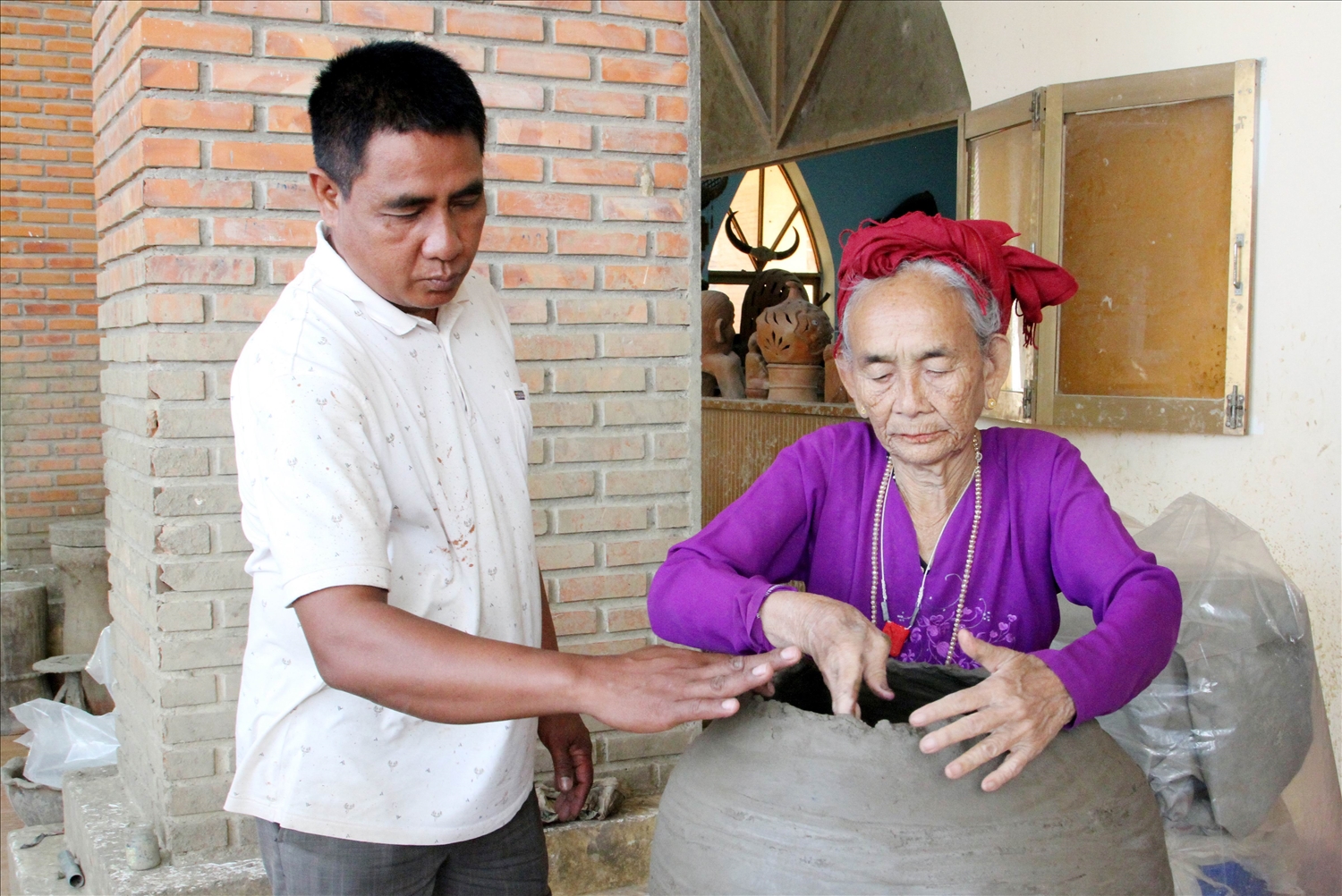 Người góp phần giữ lửa gốm Chăm Bàu Trúc 5 Ông Phú Hữu Minh Thuần, Giám đốc HTX Gốm Chăm Bàu Trúc trao đổi kỹ thuật chế tác bình gốm theo yêu cầu của khách hàng