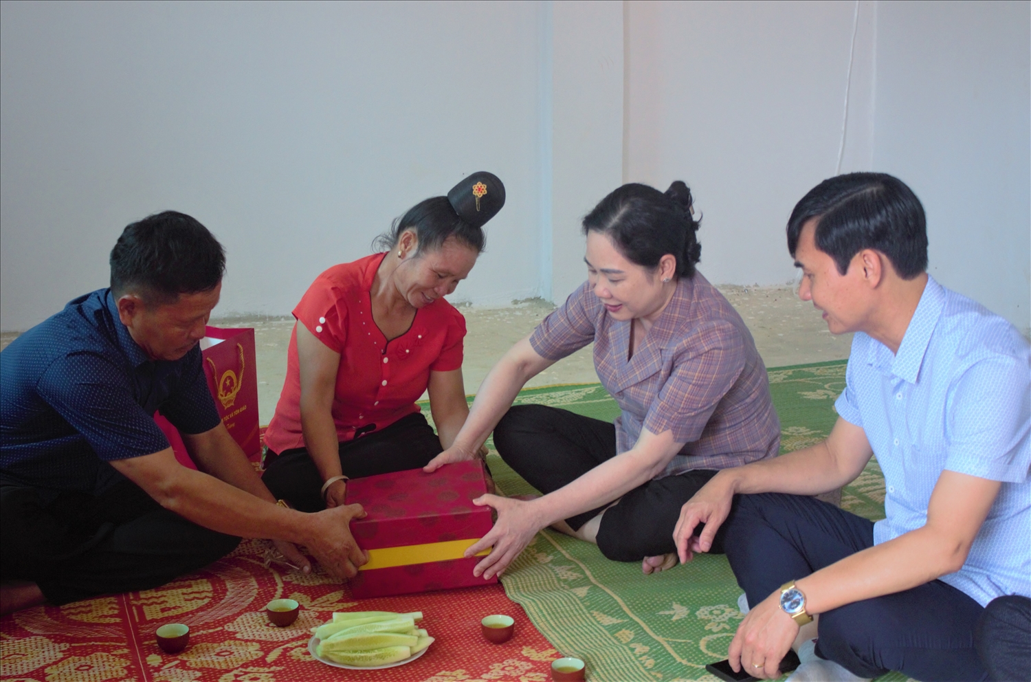 Thứ trưởng Bộ Dân tộc và Tôn giáo Nông Thị Hà thăm, tặng quà hộ xóa nhà tạm, nhà dột nát tại Sơn La 2 Phần quà của Thứ trưởng Nông Thị Hà là một lời động viên các các hộ gia đình vươn lên thoát nghèo