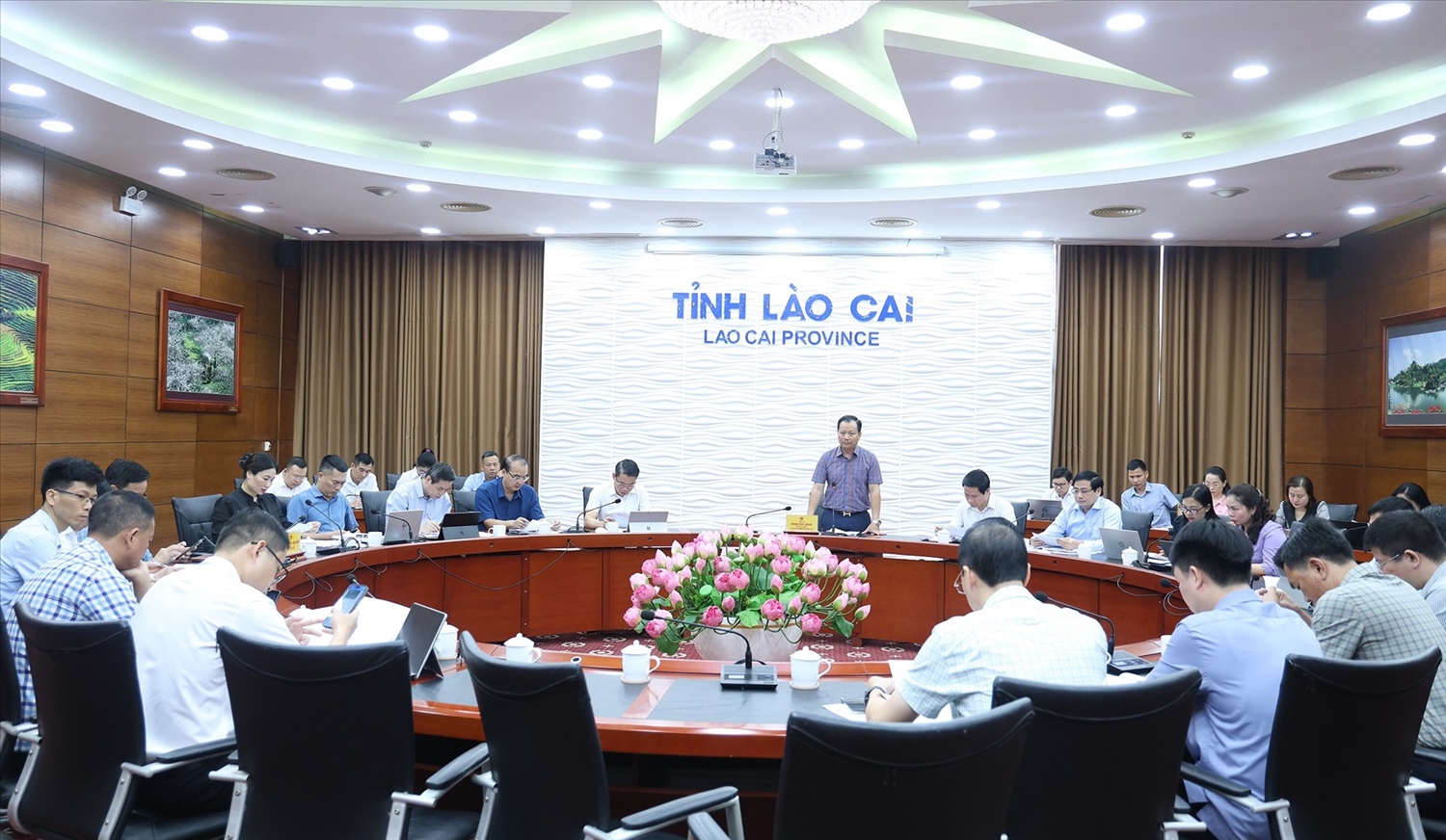 Pho Chu tich Thuong truc UBND tinh Lao Cai Hoang Quoc Khanh chu tri hoi nghi ban giai phap day nhanh tien do giai ngan von cac Chuong trinh MTQG