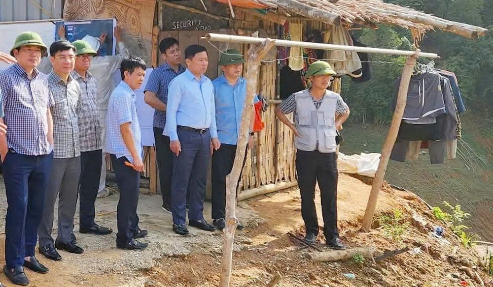 Nghệ An: Khó khăn còn lại trên tuyến giao thông vào các xã vùng lòng hồ ở Tương Dương 3 Phó Chủ tịch UBND tỉnh Nghệ An Hoàng Phú Hiền (thứ 3 từ phải sang) trong chuyến thị sát đường vào các xã vùng lòng hồ bản Vẽ, huyện Tương Dương