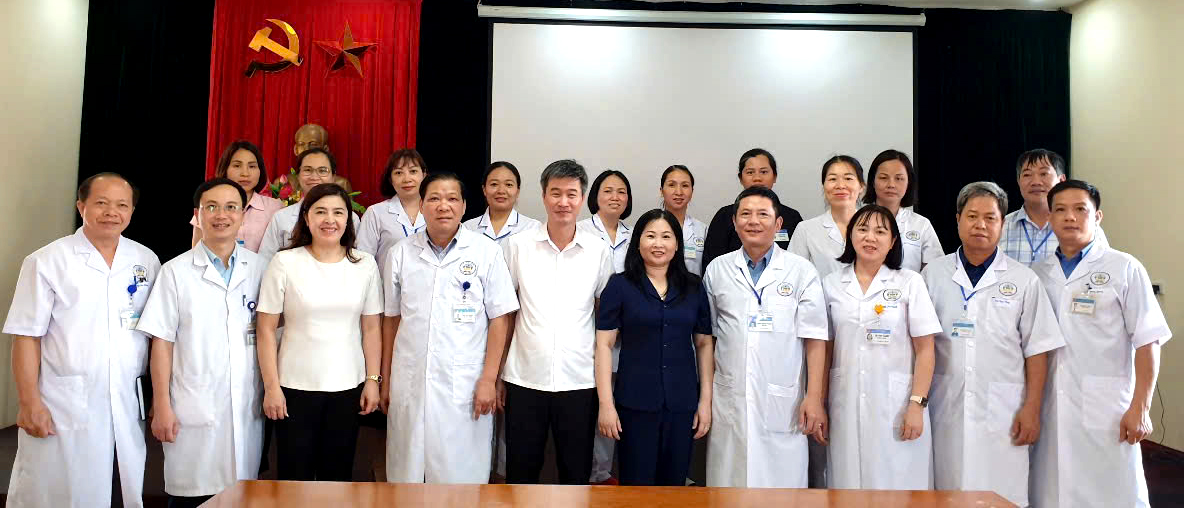 Pho Chu tich UBND tinh Vu Thi Hien Hanh chup anh luu niem voi can bo y bac si Trung tam Y te huyen Luc Yen