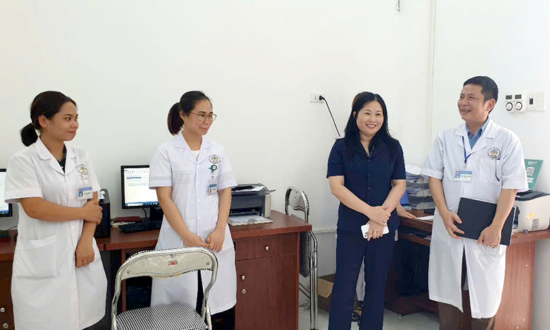 Nâng cao chất lượng khám chữa bệnh từ những hành động nhỏ 1 Phó Chủ tịch UBND tỉnh Vũ Thị Hiền Hạnh thăm và kiểm tra tình hình hoạt động tại Trung tâm Y tế huyện Lục Yên (ảnh CTTĐT tỉnh Yên Bái )