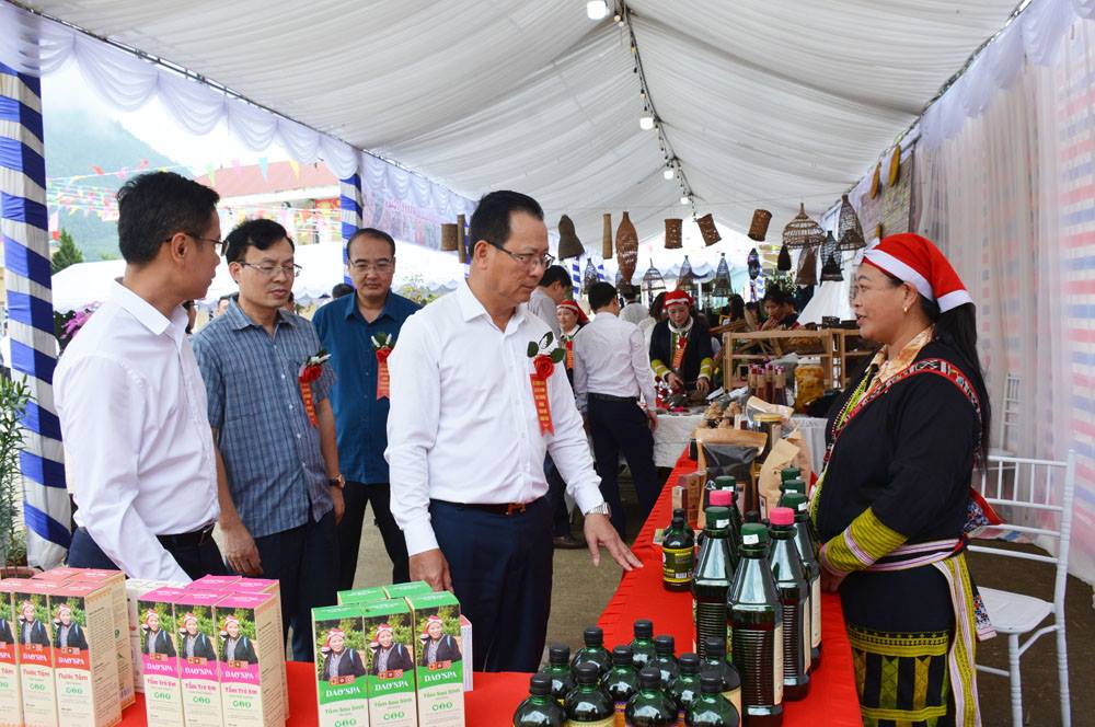 Tả Phìn (Sa Pa) được công nhận xã nông thôn mới nâng cao năm 2024. 11 Phó Chủ tịch thường trực UBND tỉnh Hoàng Quốc Khánh tham quan gian hàng trưng bày sản phẩm tiêu biểu của địa phương. (Ảnh Cổng TTĐT Tỉnh Lào Cai)