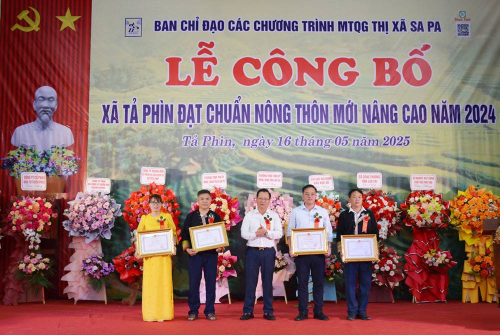 Tả Phìn (Sa Pa) được công nhận xã nông thôn mới nâng cao năm 2024. 9 Phó Chủ tịch thường trực UBND tỉnh Hoàng Quốc Khánh thừa ủy quyền Chủ tịch UBND tỉnh trao Bằng khen cho đại diện tập thể và các cá nhân có thành tích xuất sắc trong xây dựng nông thôn mới nâng cao xã Tả Phìn. (Ảnh Cổng TTĐT Tỉnh Lào Cai)
