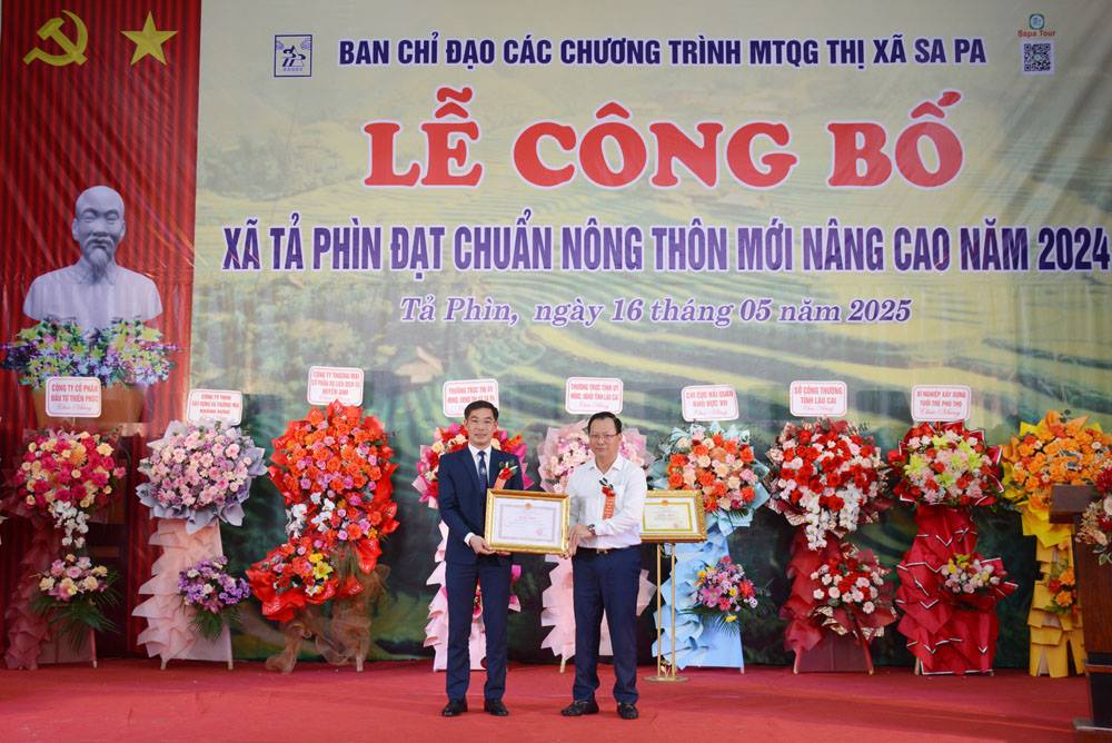 Pho Chu tich thuong truc UBND tinh Hoang Quoc Khanh thua uy quyen Chu tich UBND tinh trao Bang khen cho dai dien tap the va cac ca nhan co 45566