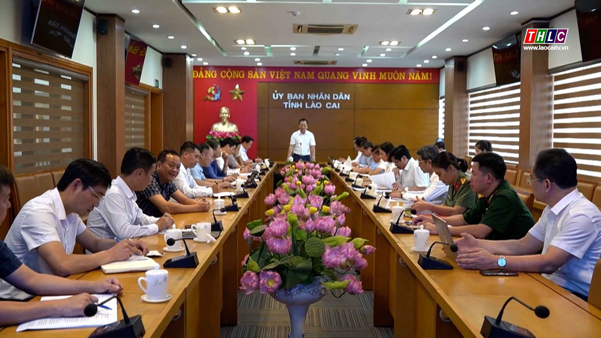 Tả Phìn và Cam Cọn được đề xuất công nhận đạt chuẩn nông thôn mới, nông thôn mới nâng cao năm 2024 2 Quang cảnh hội nghị. (Ảnh THLC)