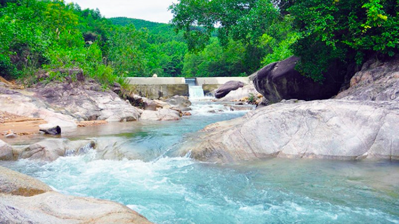 Suối Một là một trong những địa điểm thu hút khách du lịch đến Vân canh