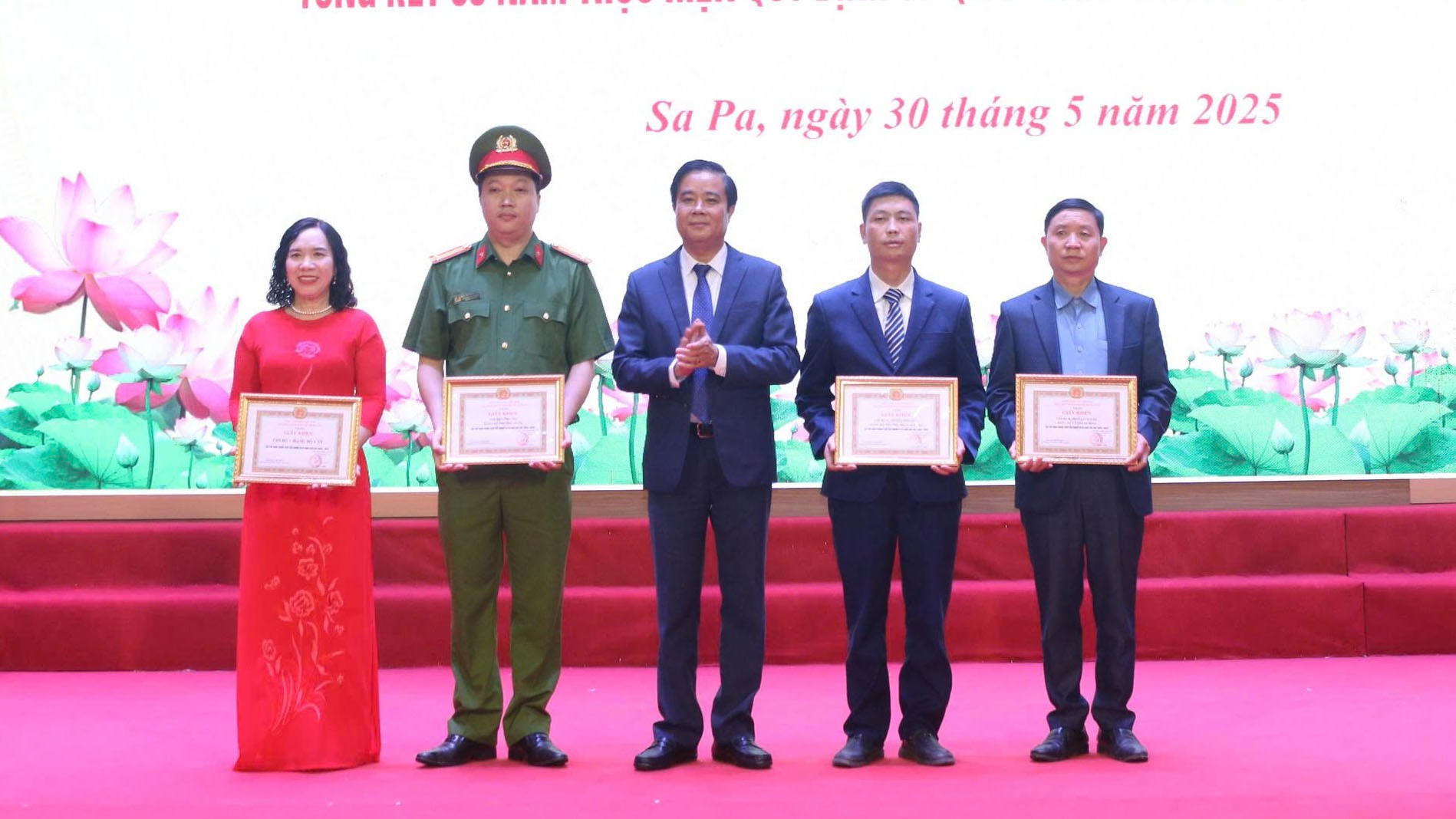 Thị xã Sa Pa tổng kết Nghị quyết Đại hội Đảng bộ lần thứ XXIII, ghi nhận nhiều thành tựu nổi bật 3 Tặng Giấy khen cho các tập thể, cá nhân đã có thành tích xuất sắc trong thực hiện Nghị quyết Đảng bộ thị xã nhiệm kỳ 2020 - 2025. (Ảnh THLC)