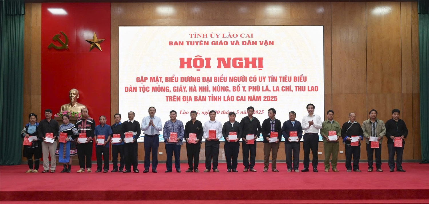 Lào Cai tiếp tục quan tâm về mọi mặt đối với đội ngũ Người có uy tín 4 Tặng quà cho đại biểu Người có uy tín tiêu biểu về dự Hội nghị