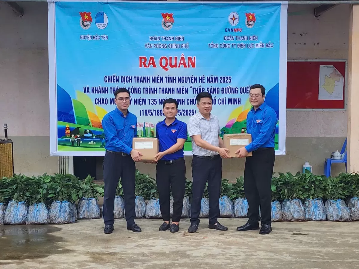 Lào Cai: Khánh thành công trình thanh niên “Thắp sáng đường quê” tại xã Việt Tiến 10 Tặng vở cho các trường gửi đến học sinh có hoàn cảnh khó khăn.