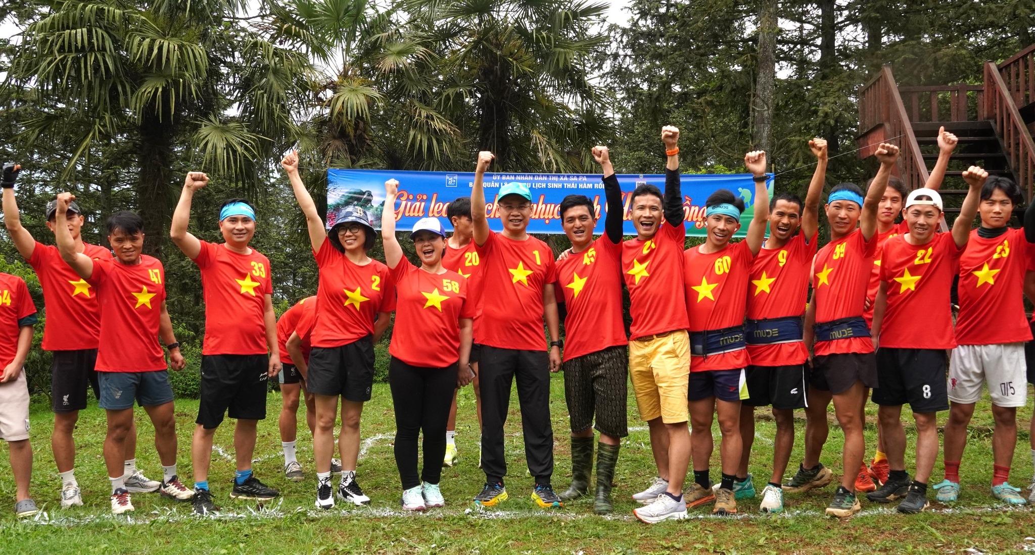 Ngày hội văn hóa - thể thao tại núi Hàm Rồng: Nét đẹp truyền thống hòa quyện sức trẻ Sa Pa 11 Tham dự giải đấu có gần 30 vận động viên, trong đó phần lớn là thanh niên các xã trên địa bàn cùng một số du khách yêu thể thao. (Ảnh Truyền Hình Sa Pa)
