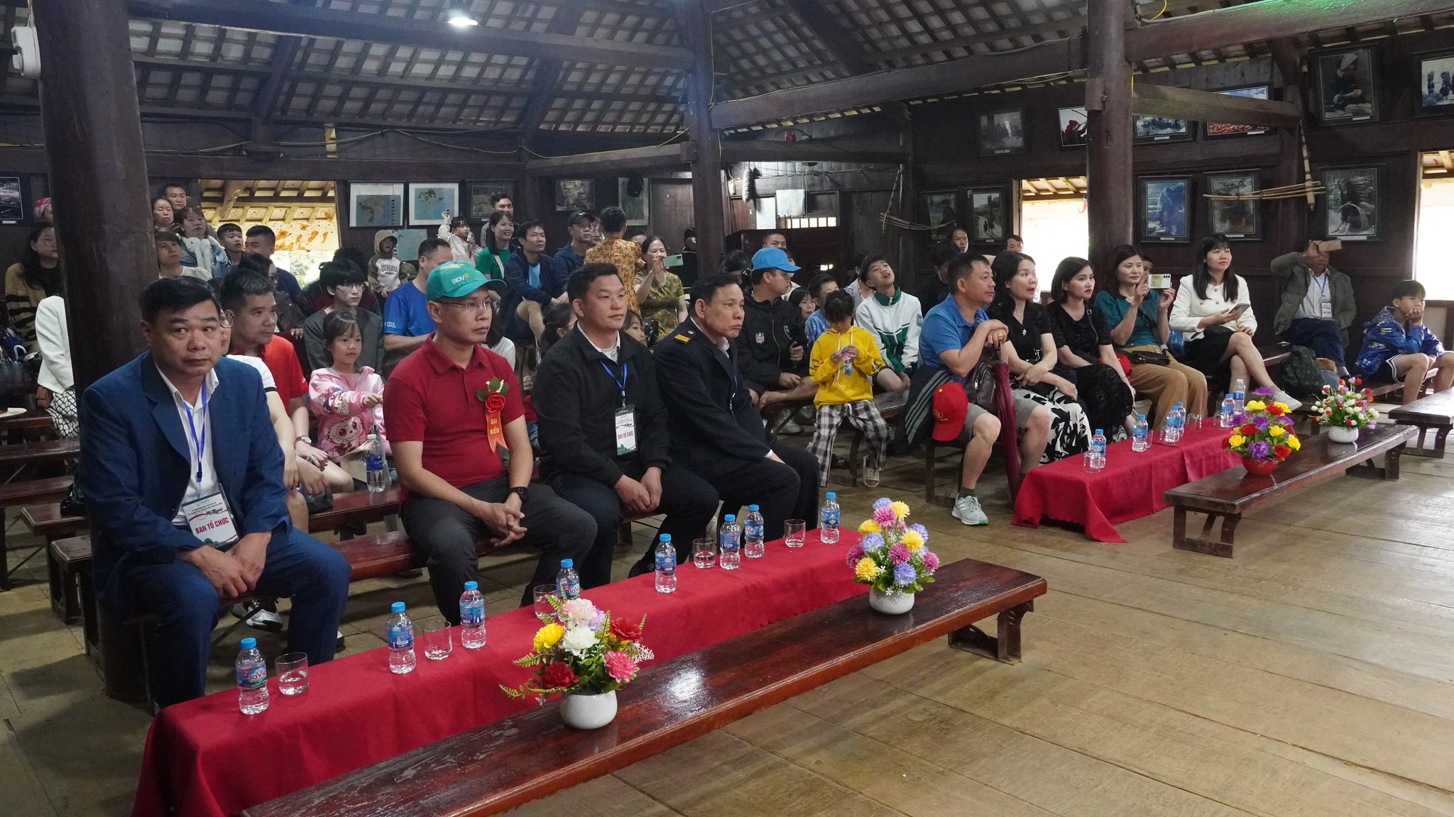 Ngày hội văn hóa - thể thao tại núi Hàm Rồng: Nét đẹp truyền thống hòa quyện sức trẻ Sa Pa 7 Tham dự lễ khai mạc có đồng chí Cao Bá Quý – Phó Chủ tịch UBND thị xã Sa Pa cùng đại diện các phòng, ban chuyên môn và đông đảo người dân. (Ảnh Truyền Hình Sa Pa)