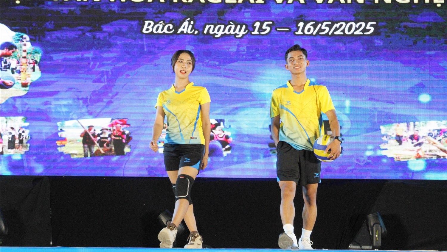 Hội thi văn hóa Raglay và văn nghệ dân gian tại Ninh Thuận 5 Thí sinh Chamaléa Hà và Chamaléa Thị Tú ở xã Phước Tiến thi phần trang phục tự chọn.