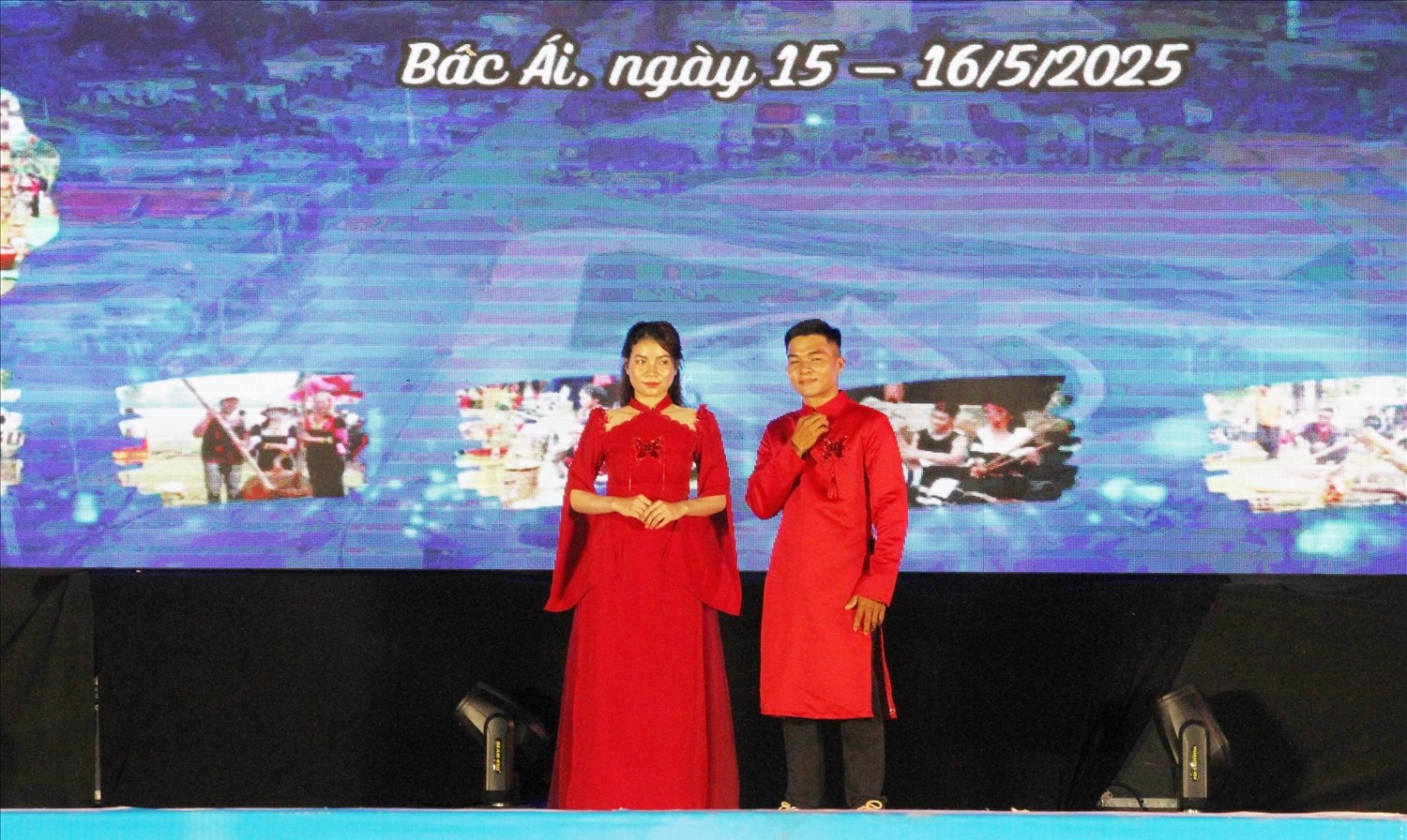 Hội thi văn hóa Raglay và văn nghệ dân gian tại Ninh Thuận 4 Thí sinh Đỗ Học và Pinăng Thị Nguyệt ở xã Phước Bình thi phần trang phục tự chọn.