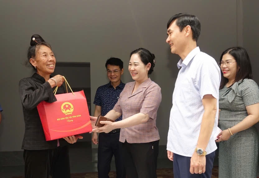 Thứ trưởng Bộ Dân tộc và Tôn giáo Nông Thị Hà thăm, tặng quà hộ xóa nhà tạm, nhà dột nát tại Sơn La 3 Thứ trưởng Bộ Dân tộc và Tôn giáo Nông Thị Hà và Đoàn công tác thăm, động viên gia đình bà Tòng Thị Xuân, bản Đúc Hản, xã Chiềng Mung, huyện Mai Sơn