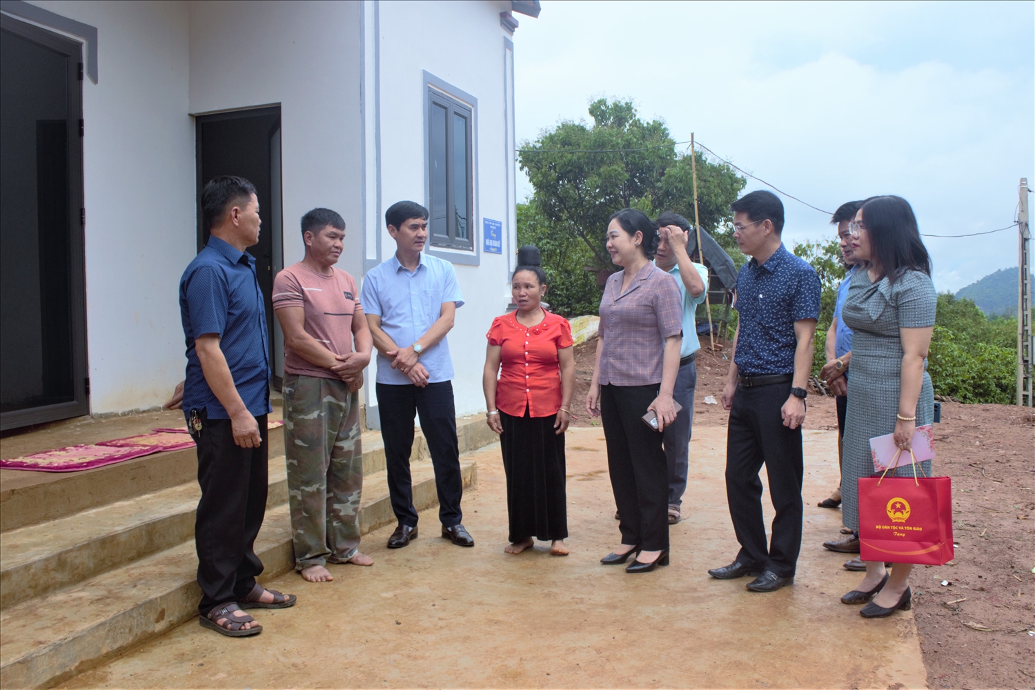 Thu truong Bo Dan toc va Ton giao Nong Thi Ha va Doan cong tac tham gia dinh ong Lo Van Bun ban Mat xa Chieng Mung huyen Mai Son 4354556