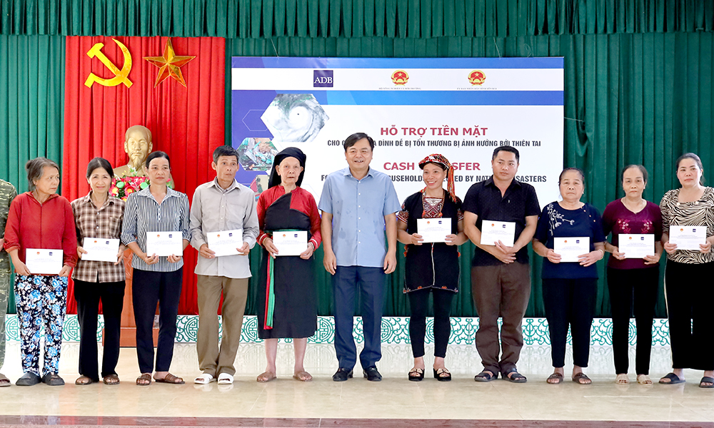 Thu truong Bo Nong nghiep va Moi truong Nguyen Hoang Hiep trao kinh phi ho tro cho nguoi dan xa Tan Huong huyen Yen Binh