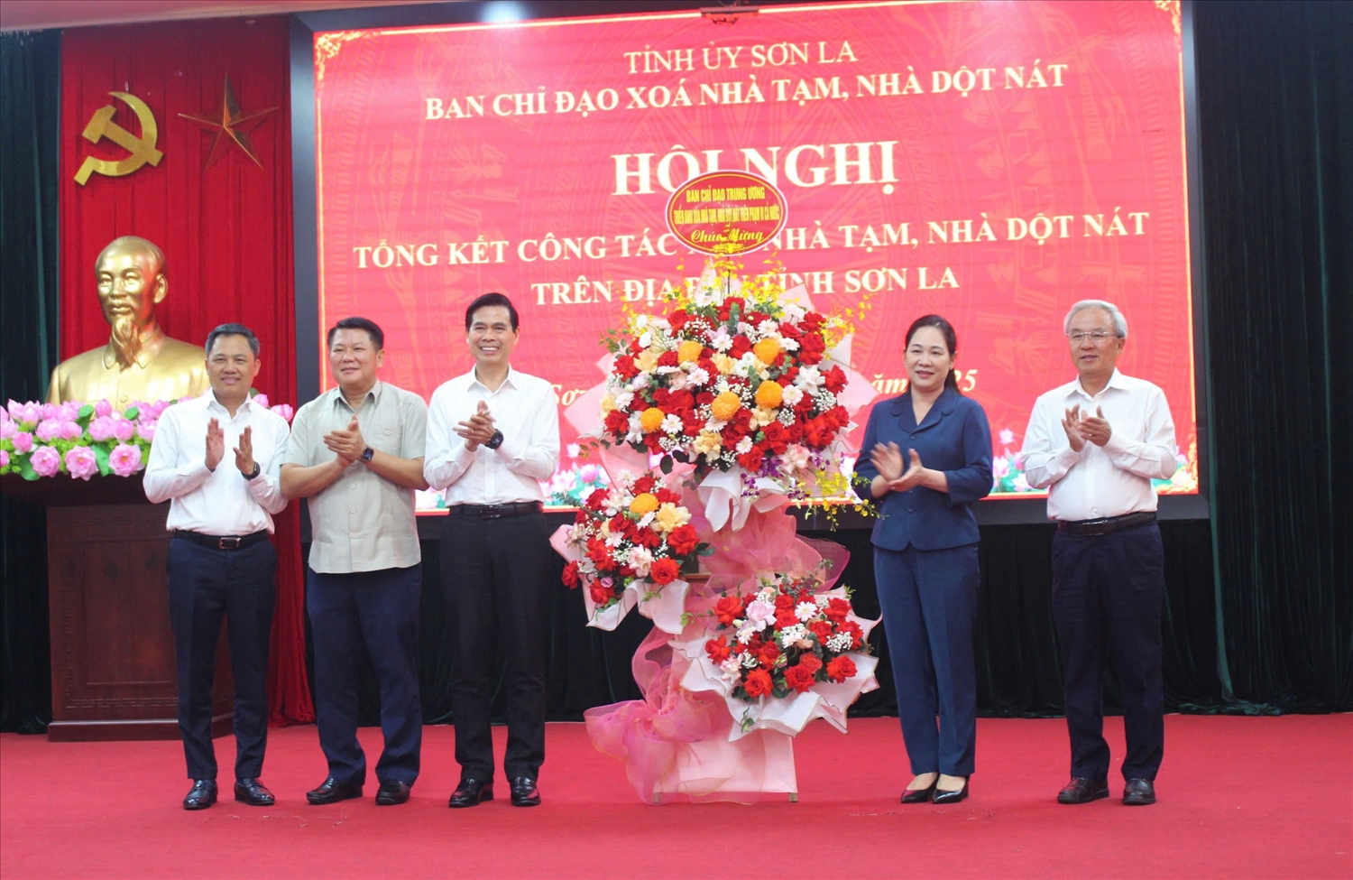 Tỉnh Sơn La về đích trong thực hiện công tác xóa nhà tạm, nhà dột nát 3 Thứ trưởng Nông Thị Hà tặng hoa chúc mừng tỉnh Sơn La