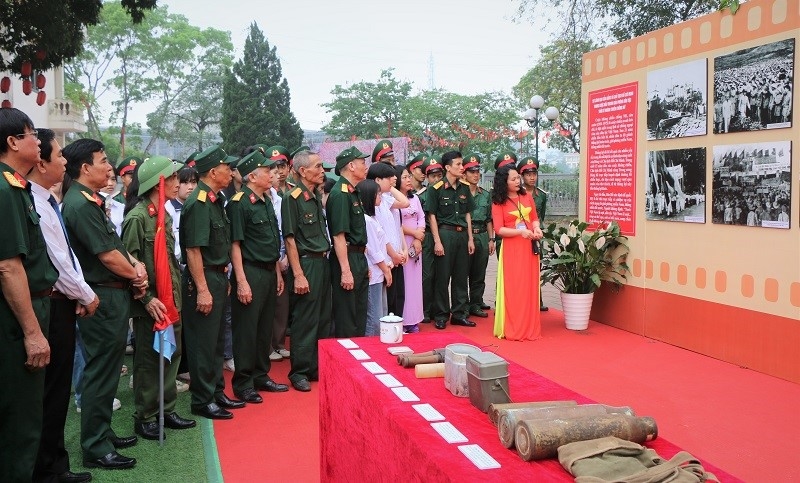 Yên Bái: Nhân dân được tiếp cận trên 100 tư liệu quý giá về Ngày Giải phóng miền Nam 2 Thuyết minh viên giới thiệu các hiện vật lịch sử tại không gian trưng bày chuyên đề “Giải phóng miền Nam 1975 - Bản hùng ca đại thắng”. (Ảnh: Thanh Hoa)
