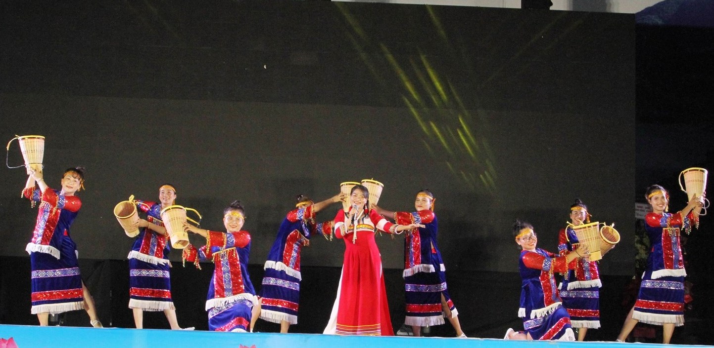 Hội thi văn hóa Raglay và văn nghệ dân gian tại Ninh Thuận 7 Tiết mục hát múa Chào Xuân Raglai do diễn viên đội xã Phước Thắng biểu diễn.
